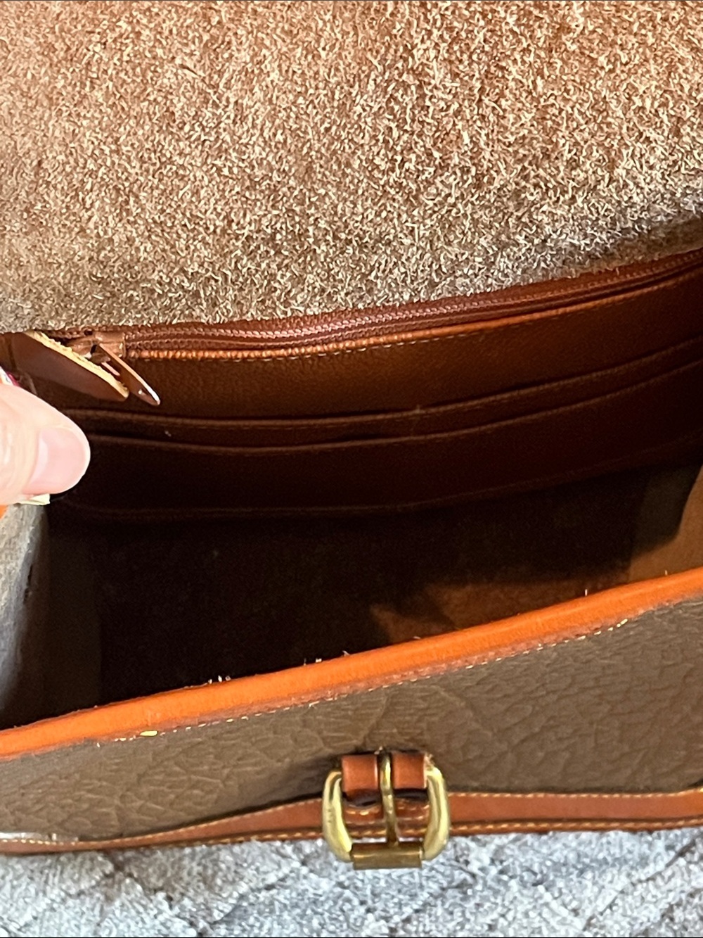 Dooney & Bourke Vintage AWL Pebbled Leather Crossbody Saddle Bag Brown Tan Trim - Picture 5 of 9